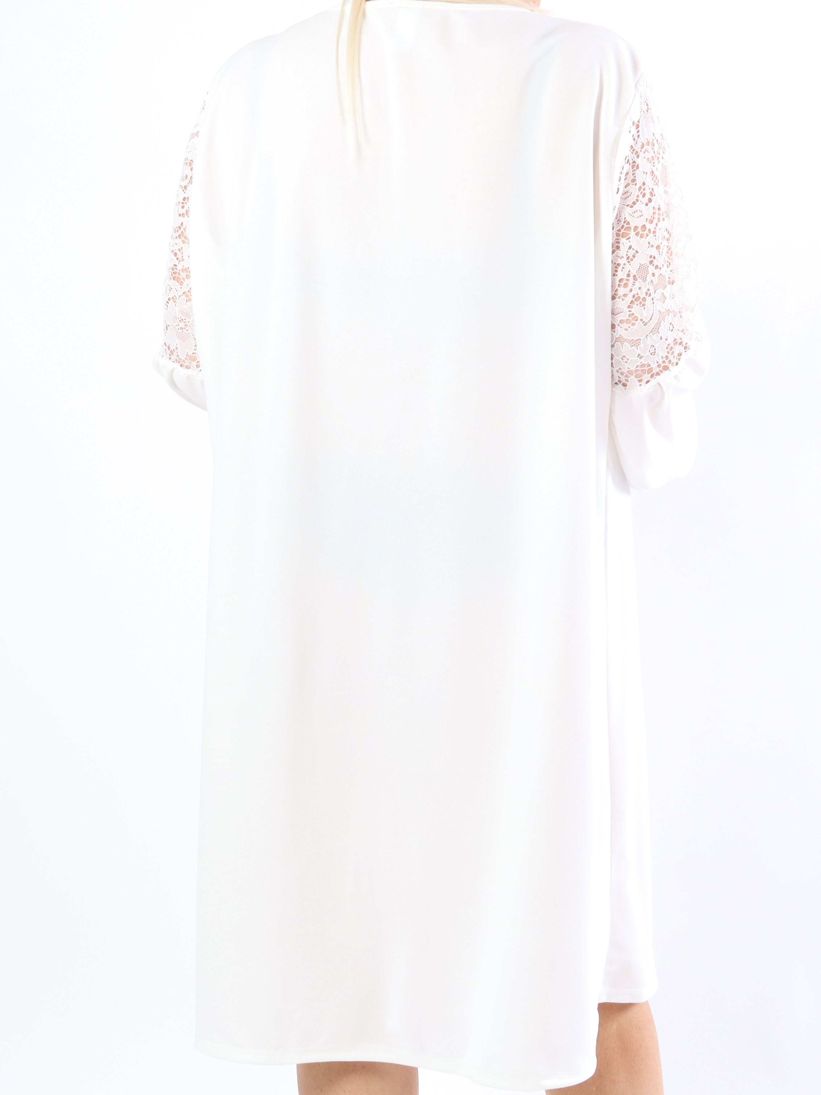 Cenobia - Feminin plus size klänning med spets och ballongärmar